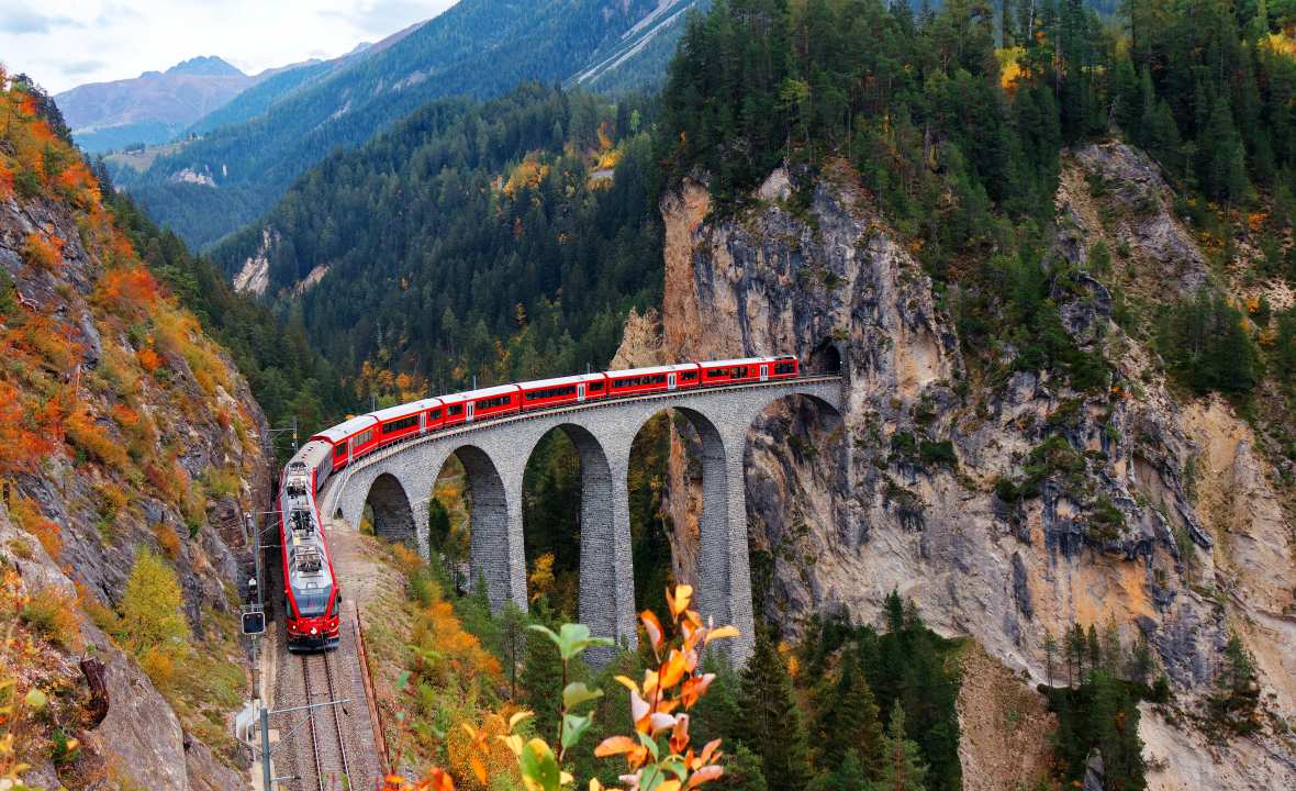 Glacier-express-on-Landwasser-Viaduct-switzerland