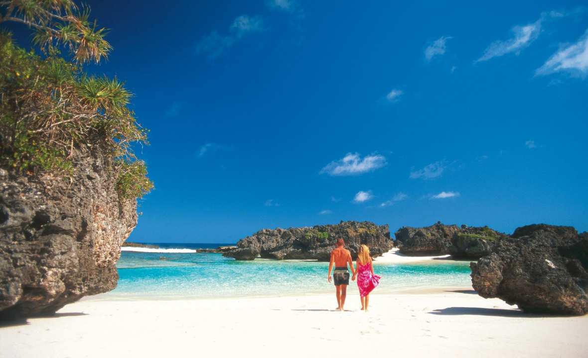 Lifou-Loyalty-Islands-south-pacific-couple-on-beach