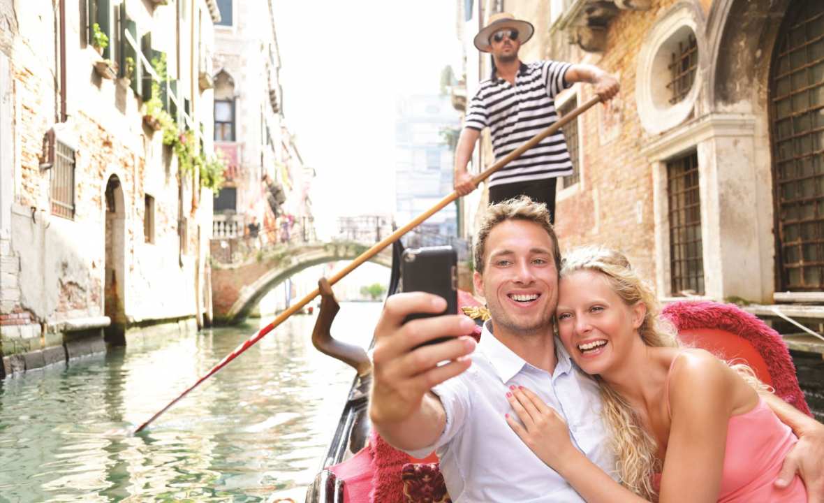 gondola-ride-venice-romantic-couple-selfie