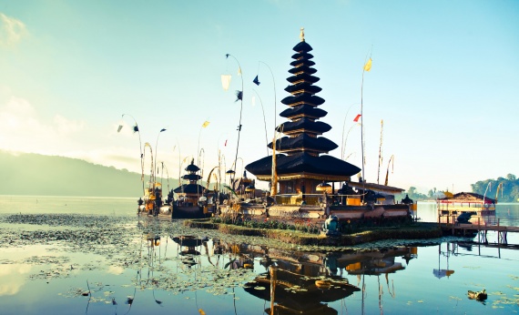 Bedugul-Temple-Bali-Indonesia-landscape-view-traditional-local-experience