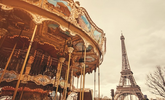 Merry-Go-Round-next-to-Eiffel-Tower-Paris