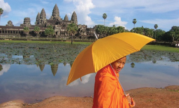 Monk-Umbrella-Angkor-Wat-colour