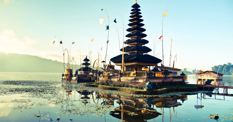 Bedugul-Temple-Bali-Indonesia-landscape-view-traditional-local-experience
