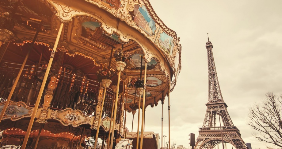 Merry-Go-Round-next-to-Eiffel-Tower-Paris
