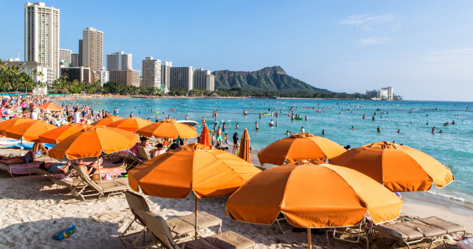 Honolulu-Waikiki-Beach-umbrellas