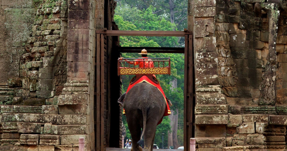 Angkor-Wat-entrance-with-elephant