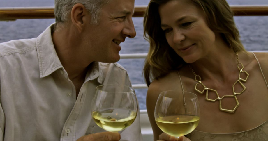 Azamara-couple-drinking-wine-outside