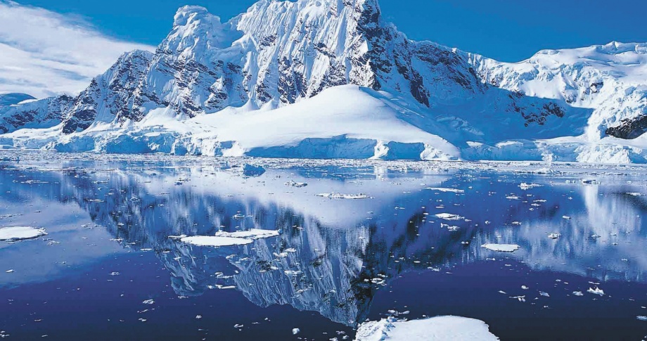 Antarctica-Iceberg-view-ocean-experience