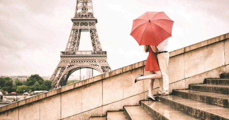 Eiffel-Tower-Engagement-romantic-Paris-couple