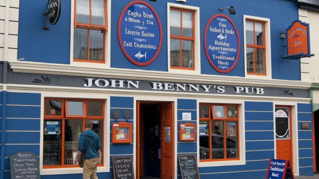 Irish Pub shutterstock_213066355