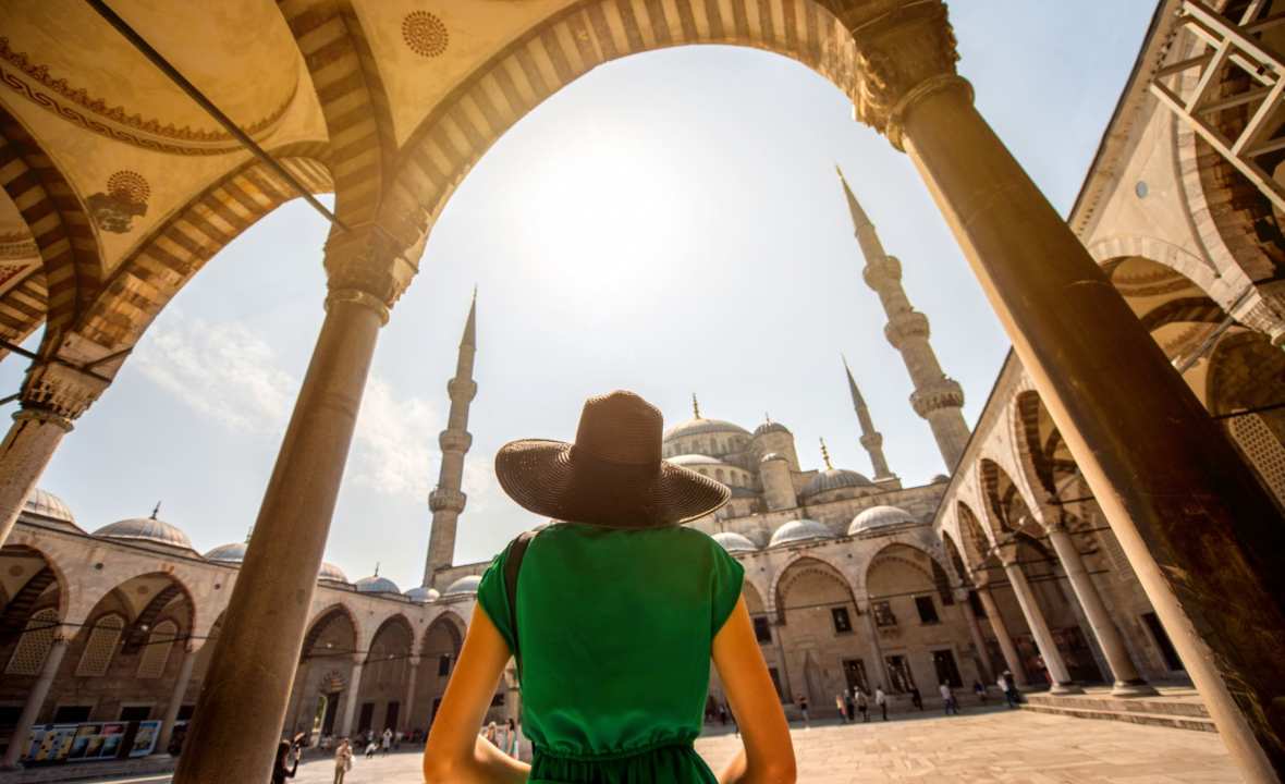 blue-mosque-courtyard-istanbul-Turkey