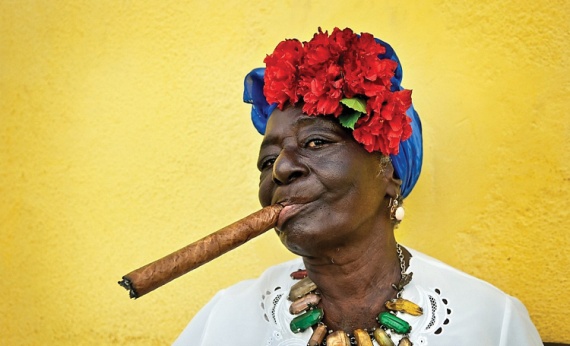 Cigar-smoking-lady-Cuba